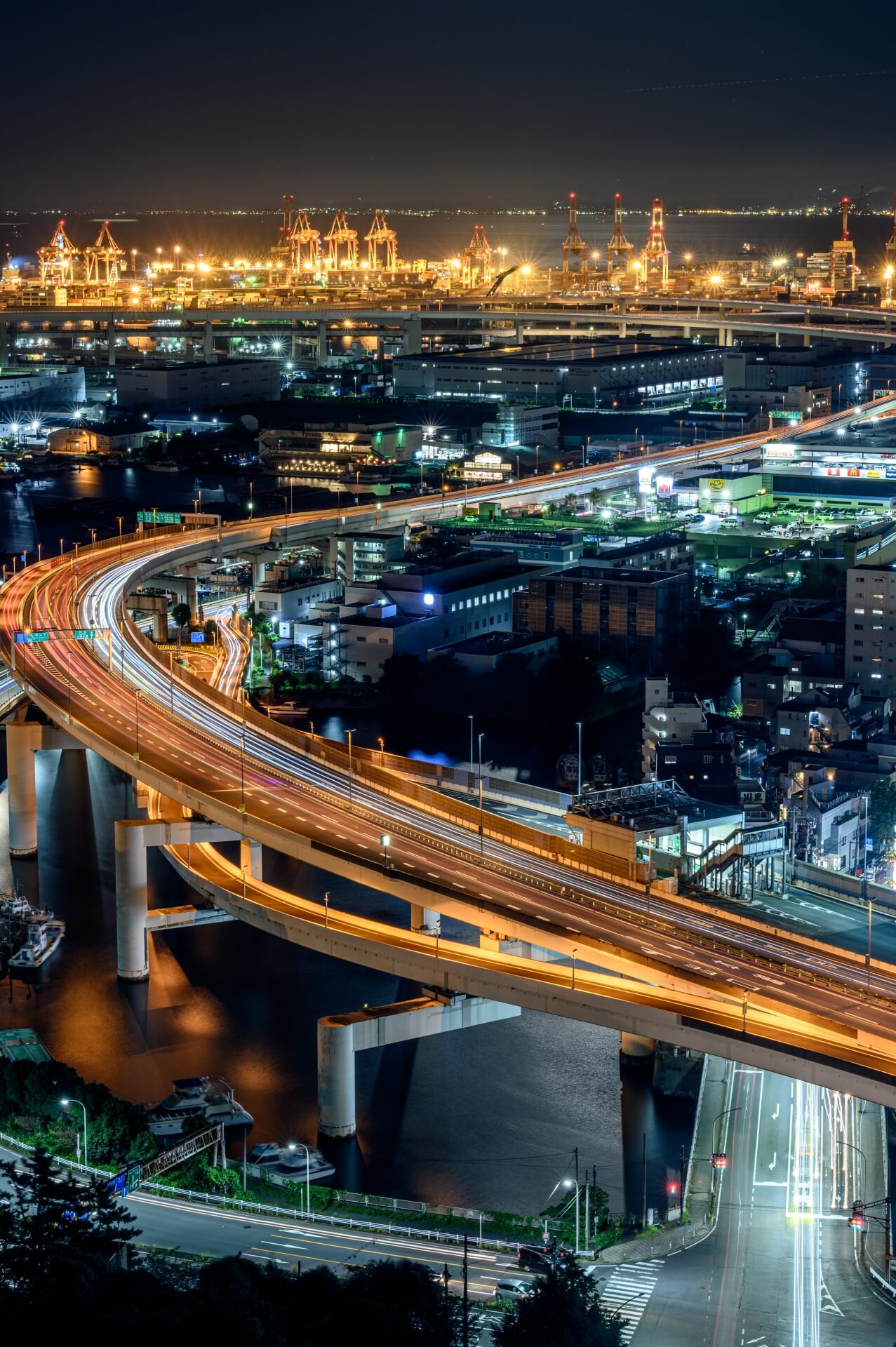 ものを運び、心をつなぐ。<br />
人々の生活を支えつづけます。